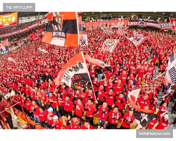 成都蓉城球迷远征军身影动人 展现中国足球忠诚支持